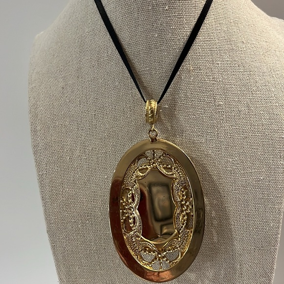 Vintage Oval Amber Pendant set in beautiful bezel. Faceted stone. Pendant only. - Picture 13 of 15